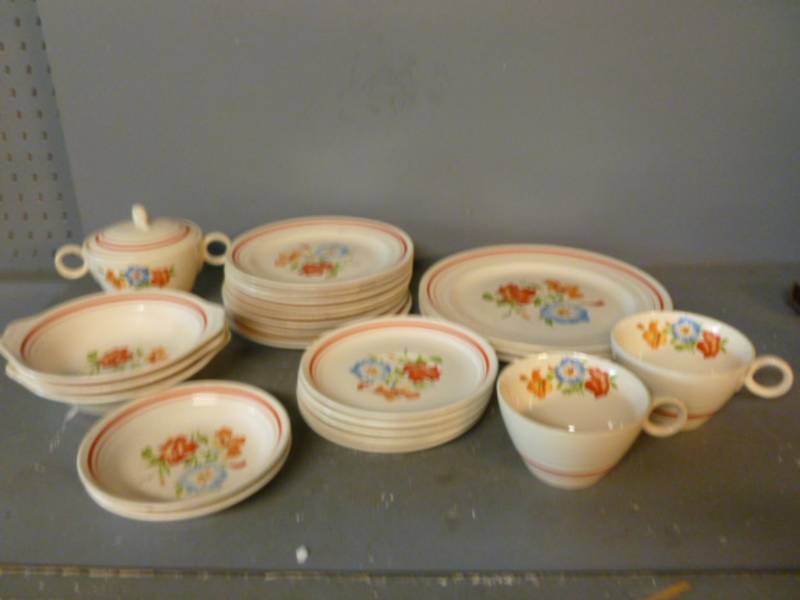 lot 57 image: Vintage Dish Set