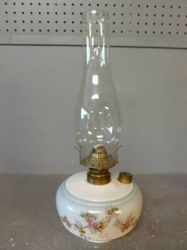 lot 59 image: Vintage Oil Lamp