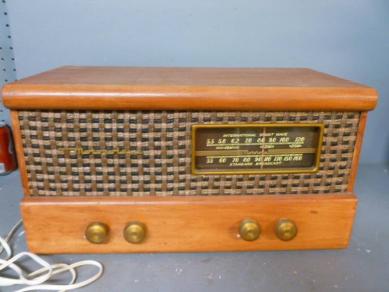 lot 78 image: Vintage Tube Radio