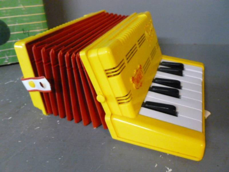 lot 183 image: Vintage Toy Instrument