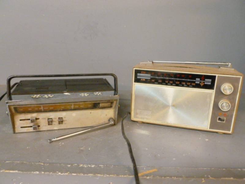 lot 190 image: Vintage Radios
