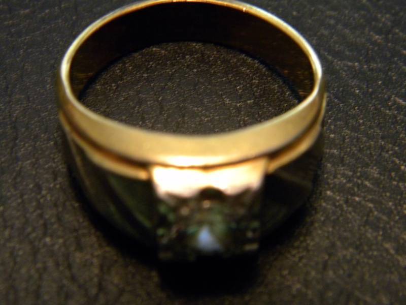 lot 30 image: 14K  HGE Lind Signet Ring, Stone appears to be CZ