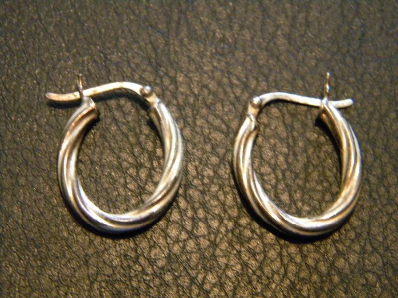lot 46 image: Sterling Silver Earrings