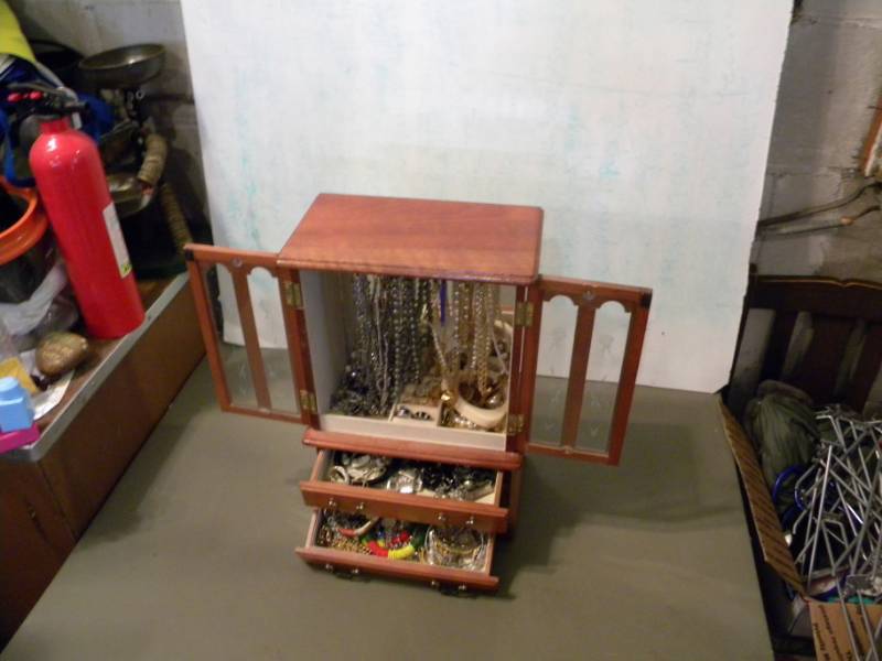 lot 62 image: Jewelry Box & Jewelry