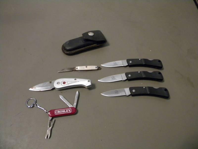 lot 65 image: 6 Pocket Knives & 1 Holder