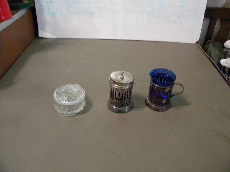 lot 67 image: Blue Glass Creamer and Sugar Dish & Glass Trinket Bowl