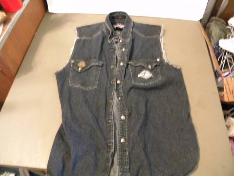 lot 68 image: Harley-Davidson Sleeveless Mens Shirt sz. Large with a 50th Anniversary of Sturgis Pin