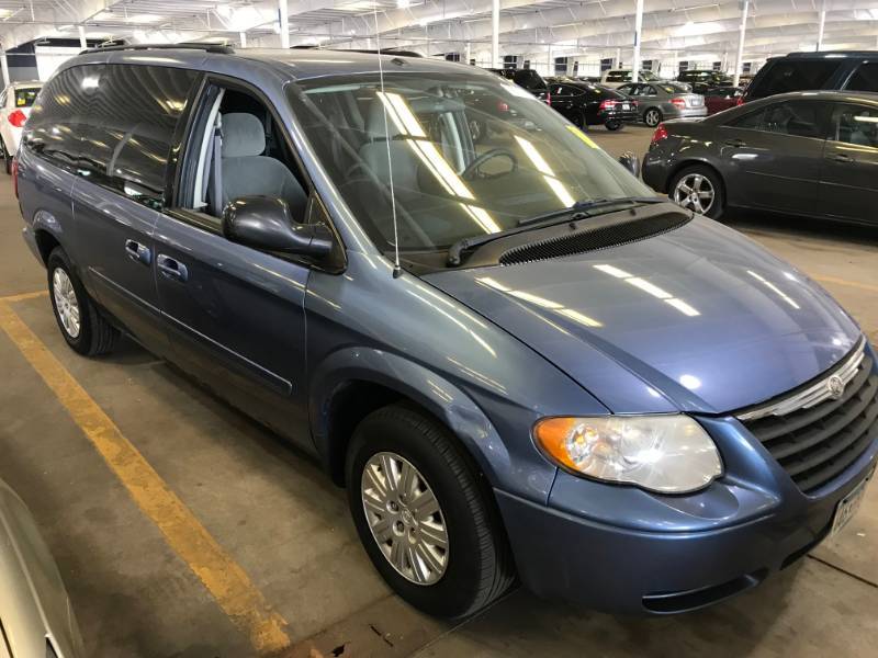 lot 14 image: 2007 Chrysler Town & Country LX