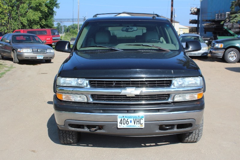 lot 2759 image: 2003 Chevrolet Suburban 1500 LT 4x4