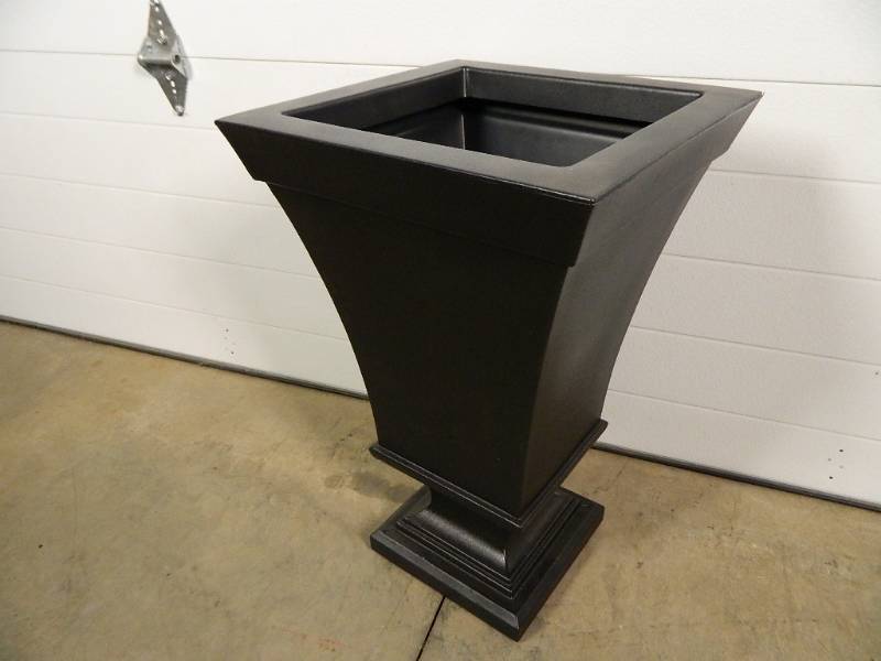 New Mayne Polyethylene Planter