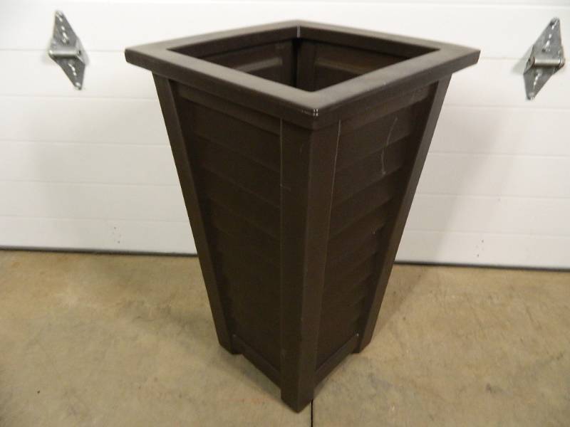 New Mayne Polyethylene Planter