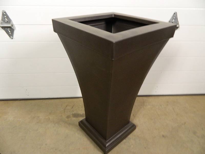 New Mayne Polyethylene Planter