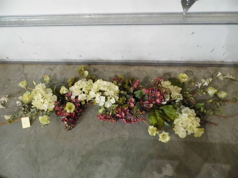 lot 4 image: Floral Swag