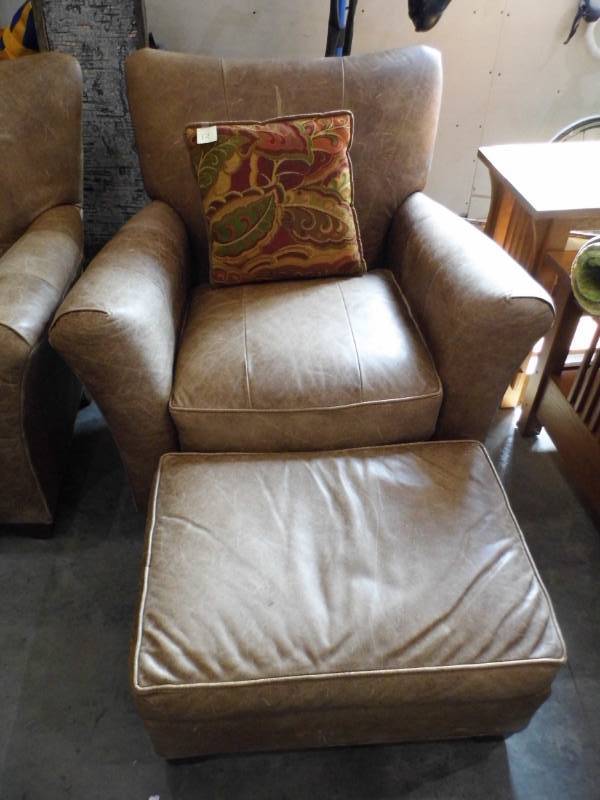 lot 12 image: Leather Club Chair wOttoman