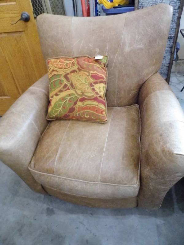 lot 13 image: Leather Club Chair