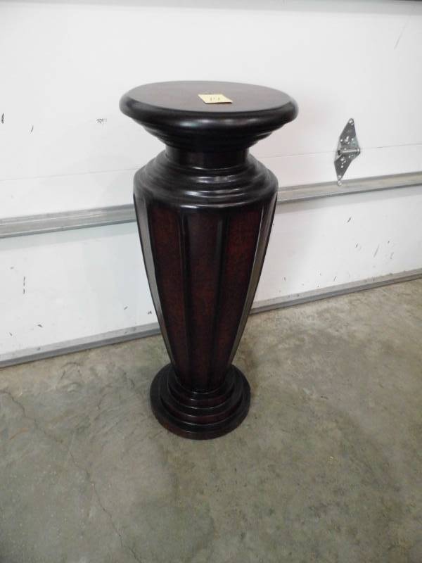 lot 14 image: Pillar Pant Stand
