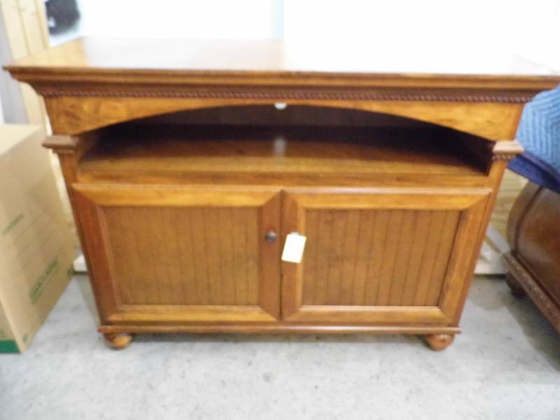 lot 23 image: Mission Style TV Stand