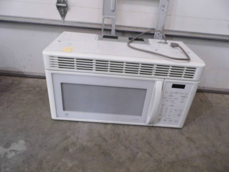 lot 33 image: GE Microwave