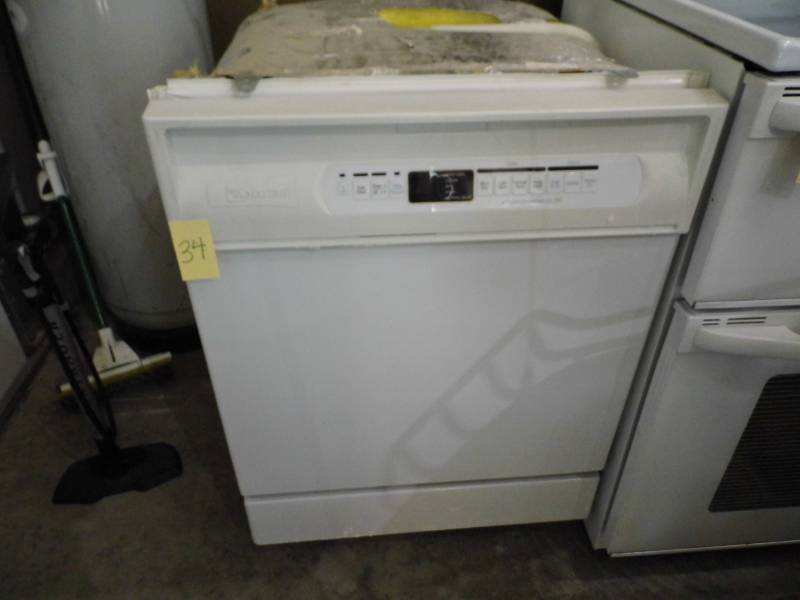lot 34 image: Maytag Dishwasher