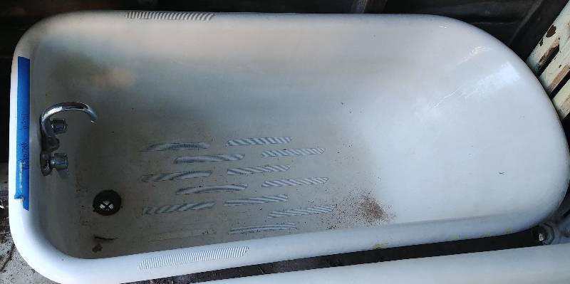 lot 22 image: Vintage Cast Iron Claw-foot tub