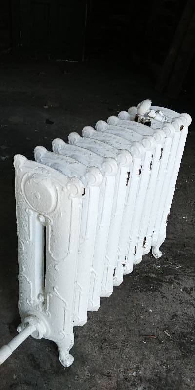 lot 23 image: Vintage& Antique Cast Radiators 24w x 24h