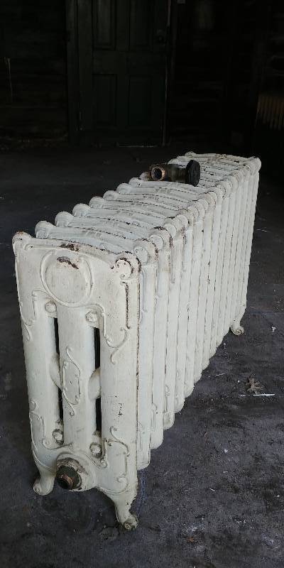 lot 24 image: Vintage& Antique Cast Radiators 34w x 24h