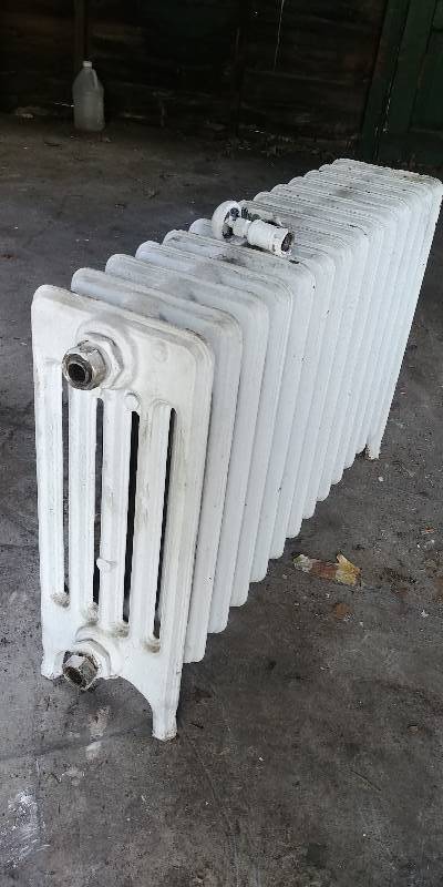 lot 25 image: Vintage& Antique Cast Radiators 34w x 24h