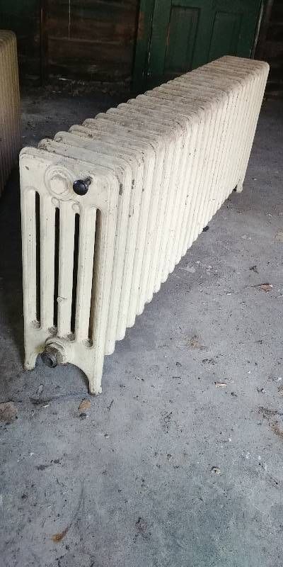 lot 27 image: Vintage& Antique Cast Radiators 62w x 24h
