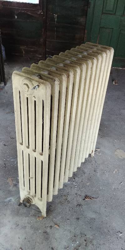 lot 29 image: Vintage& Antique Cast Radiators 30w x 38h