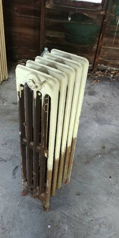 lot 32 image: Vintage& Antique Cast Radiators 12w x 38h