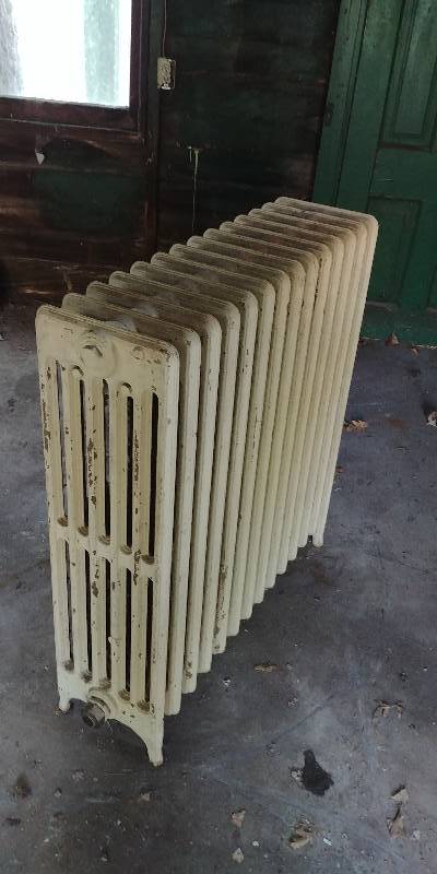 lot 33 image: Vintage& Antique Cast Radiators 34w x 38h