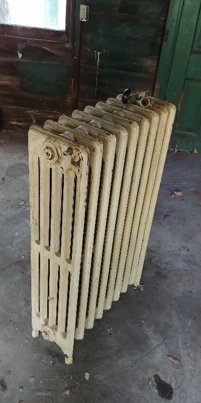 lot 34 image: Vintage& Antique Cast Radiators 22w x 38h