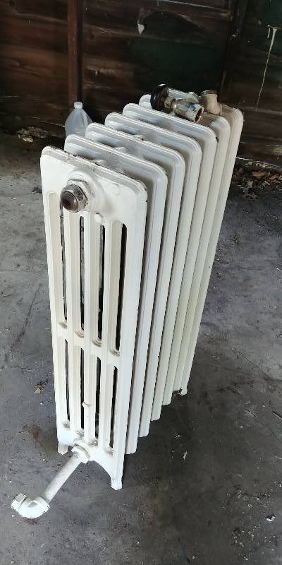 lot 35 image: Vintage& Antique Cast Radiators 17w x 38h