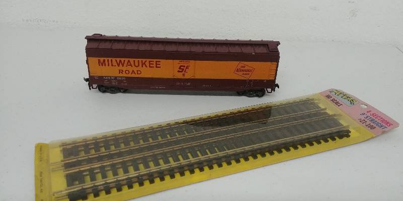 lot 9 image: Collectible Toy Train Milwaukee Road Cars plus tracks pack
