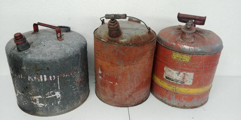 lot 11 image: Vintage metal gas cans (3)