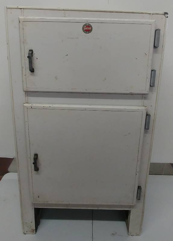 lot 15 image: Antique Ice Box
