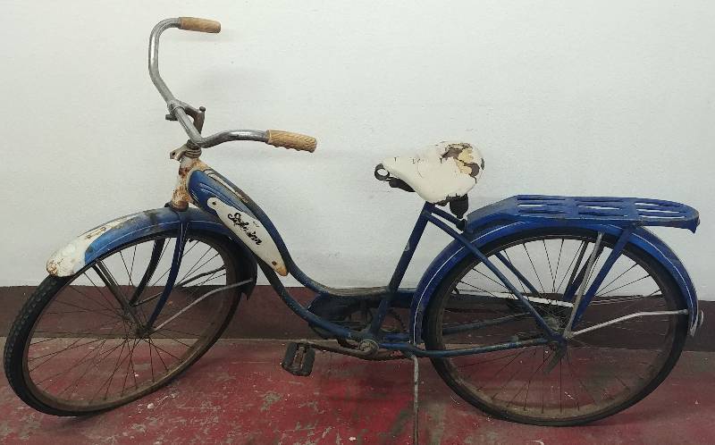 lot 16 image: Vintage Schwinn Bicycle