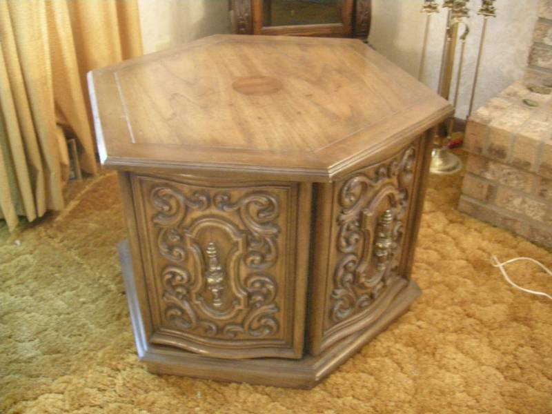 lot 28 image: Vintage Lane Hexagon Lamp StandCabinet