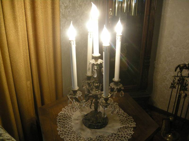 lot 26 image: Vintage Ornate Electric Lamp - Luxus