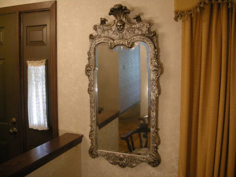 lot 52 image: Ornate Mirror
