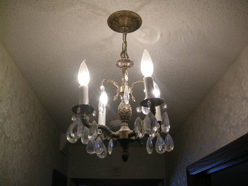 lot 53 image: Vintage Hanging Light Fixture - Luxus