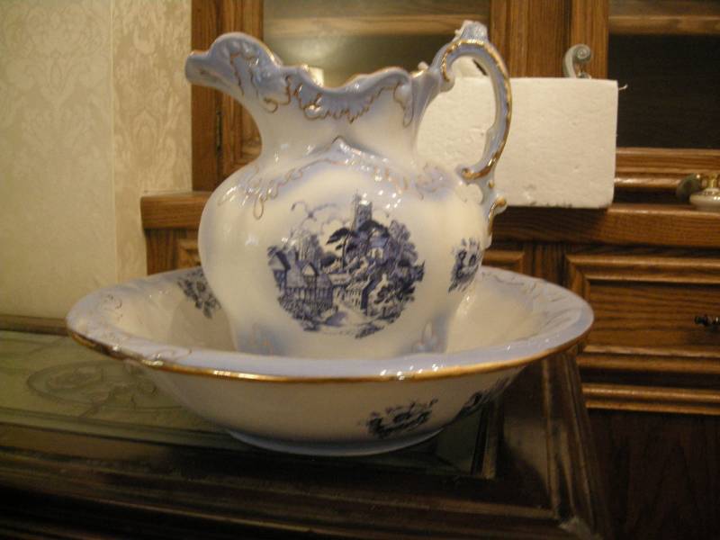 lot 77 image: Vintage Queenswear Pitcher and Bowl Set