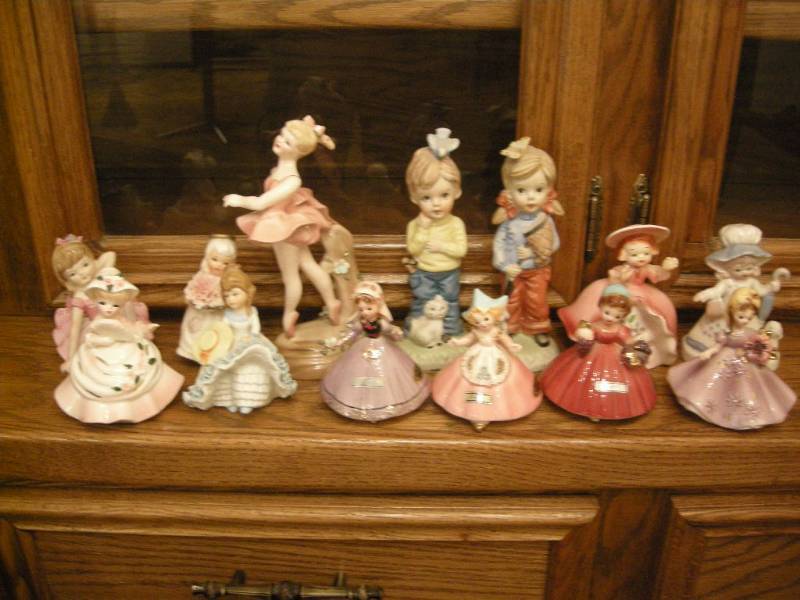 lot 78 image: Group Vintage Figures