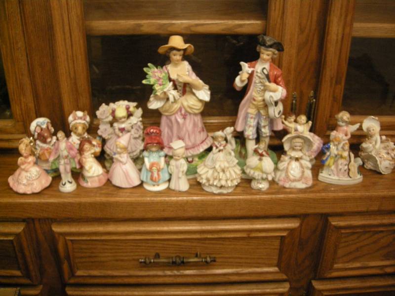 lot 79 image: Group Vintage Figures