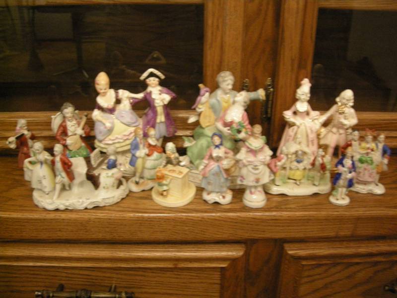 lot 80 image: Group Vintage Figures