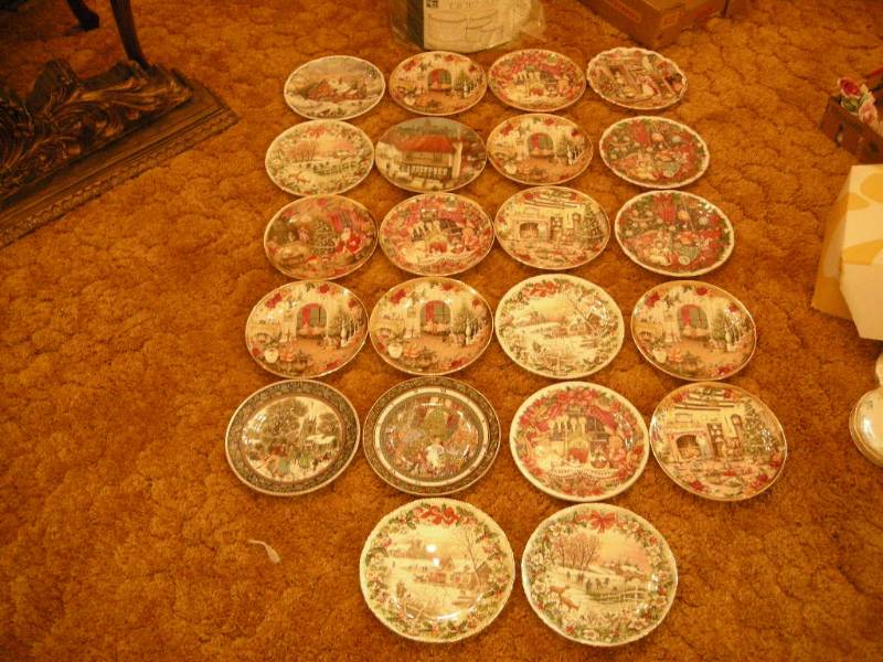 lot 94 image: Group Royal Albert China Holiday Collector Plates