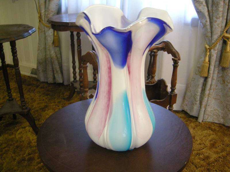 lot 103 image: Large Art Glass Vase