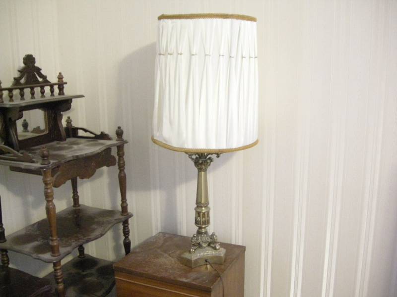 lot 107 image: Vintage Brass Table Lamp