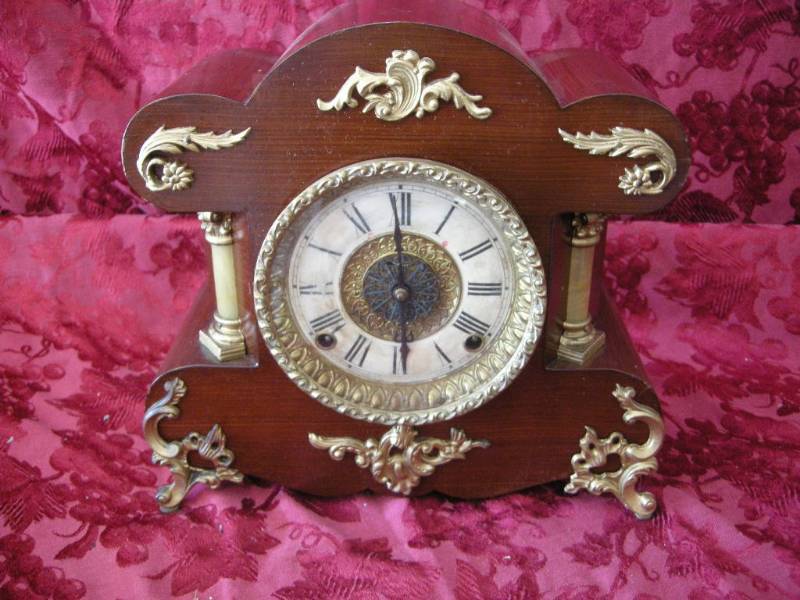 lot 124 image: Antique Wooden Shelf Clock