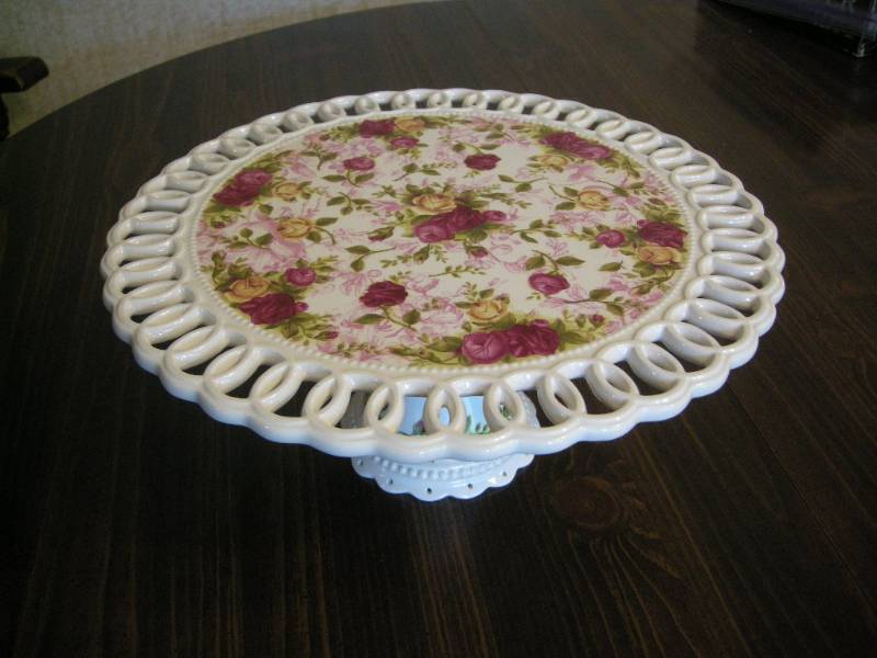 lot 131 image: Royal Albert Old Country Roses Cake Plate